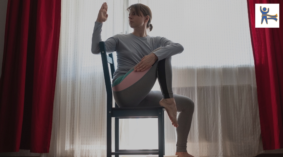 Read more about the article Effektives Stuhl Yoga zum Abnehmen – Probiere es!